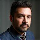 Retrato del autor Carlos Mendoza, con postura reflexiva.