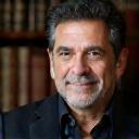 Retrato del autor Ricardo García, con aire intelectual.