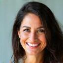 Retrato de la autora Sofía Hernández, sonriendo cálidamente.